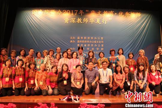 结业典礼合影留念?！±涔鹩?摄