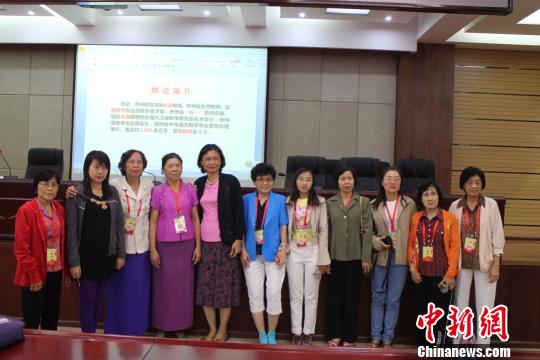 贵州师范学院教授颜迈的“汉语的歧义”讲座现场?！±涔鹩?摄