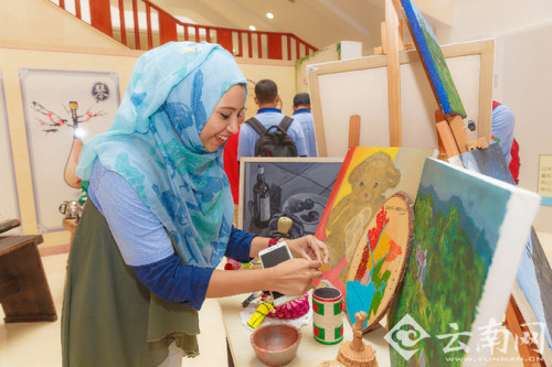 孟加拉国同学在手工课上制作由云南特色的手工艺品。