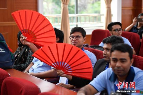 9月14日，青少年对中国扇子爱不释手。当日，2017年孟加拉国青少年访华交流营在云南大学开营，来自孟加拉国的144名学生将在该校进行为期两周的汉语学习、中国文化体验及赴大理文化名城访问等一系列交流活动<a target='_blank' href='http://www.chinanews.com/'>中新社</a>记者 刘冉阳 摄