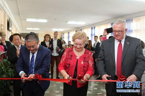 资料图：2017年09月11日，白俄罗斯将扩大汉语教学 望学汉语者升至4000人。图为中国驻白俄罗斯大使馆临时代办罗占辉（左）、白俄罗斯第12中学校长佩特鲁莎（中）和白俄罗斯教育部长卡尔边科共同为中国文化与文字中心剪彩。新华社记者 魏忠杰 摄