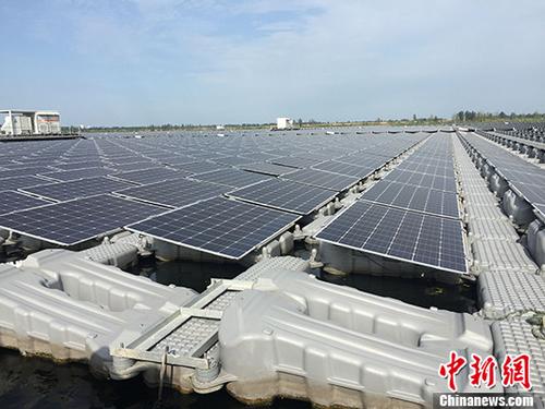 安徽省淮南市潘集区刘龙采煤沉陷区，已被水侵占，成一片6000多亩的水面。就在这片水面上兴建的目前全球最大的水上漂浮光伏电站近日广受外界关注。图为水上漂浮光伏电站。 <a target='_blank' href='http://www.chinanews.com/'>中新社</a>记者 吴兰 摄