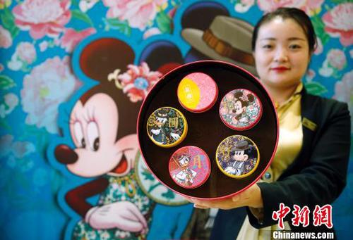 新雅推出的米奇家族款花好月圆月饼礼盒。　汤彦俊　摄