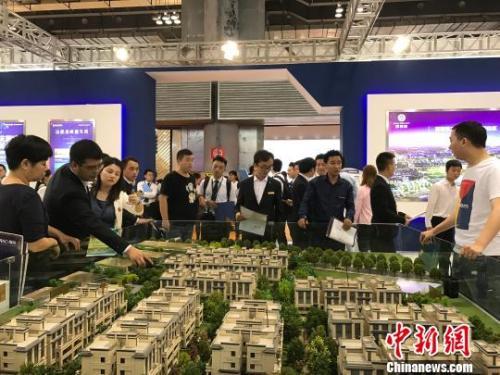 图为房交会现场，市民看房踊跃。钟旖 摄