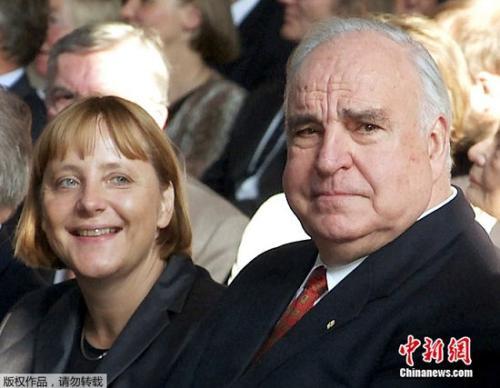 资料图：默克尔与德国前总理科尔。