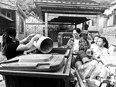 海归女硕士进村推垃圾分类 村民从不理解到接受