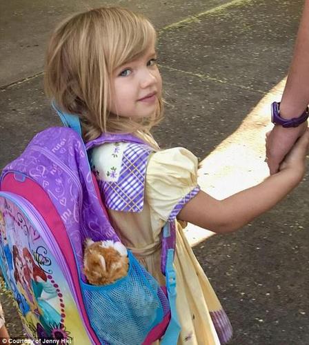 幼儿园第一天,美国小女孩穿了件