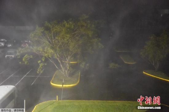 当地时间9月20日，飓风“玛莉亚”在波多黎各圣胡安登陆，给当地天气造成巨大影响。民众聚集到当地的体育馆以躲避飓风。据当地气象部门报告，飓风“玛莉亚”在加勒比海地区已经造成至少2人死亡。