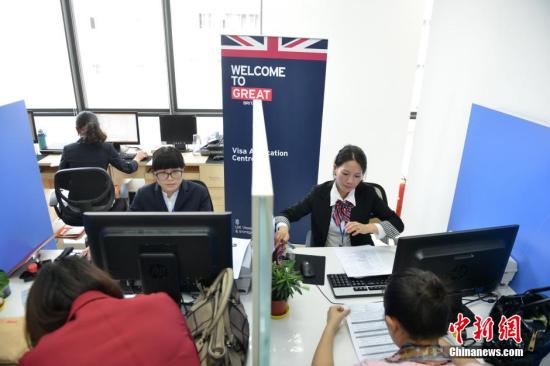 资料图：申请者办理出国旅游签证。<a target='_blank' href='http://www.chinanews.com/'>中新社</a>发 张浪 摄