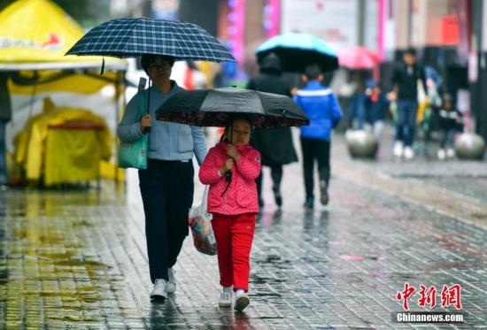 资料图:冷空气带来降雨。 <a target='_blank' href='http://www.chinanews.com/'>中新社</a>记者 刘新 摄 点击进入下一页