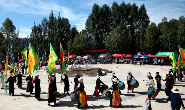 土族纳顿节中的会手舞 土族纳顿节中的会手舞