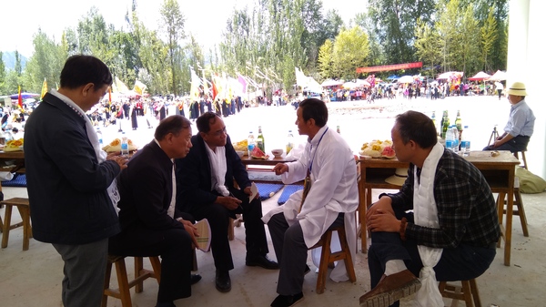 中国民协的学者们正在采访土族纳顿节的代表性传承人徐秀福 中国民协的学者们正在采访土族纳顿节的代表性传承人徐秀福