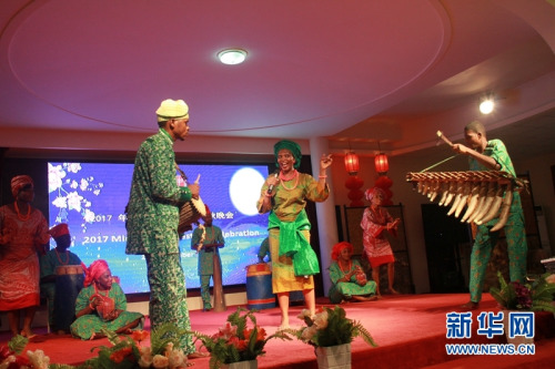 非洲鼓舞表演。新华网发