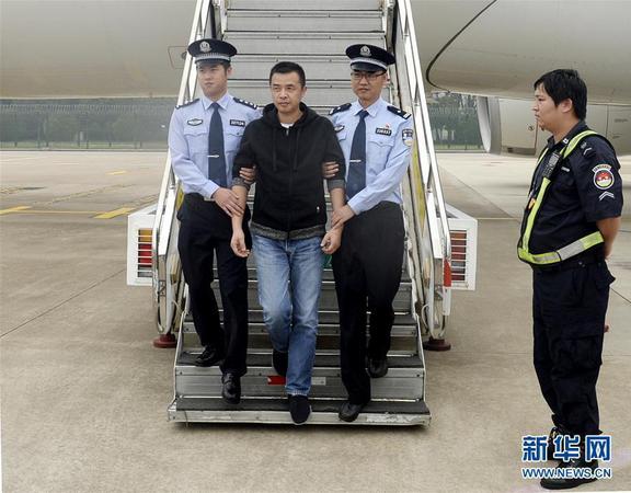 9月25日，在杭州萧山机场，“百名红通人员”徐雪伟回国投案。当日，在中央反腐败协调小组国际追逃追赃工作办公室的统筹指导下，经江苏省相关单位密切配合，“百名红通人员”第91号徐雪伟回国投案。这是第46名归案的“百名红通人员”。