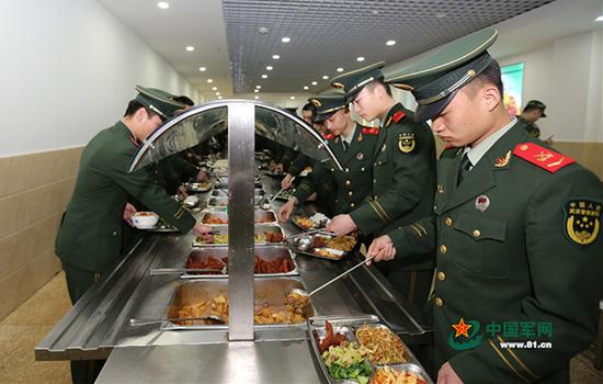军队将实行军粮差价补贴新模式 随工资伙食费发放
