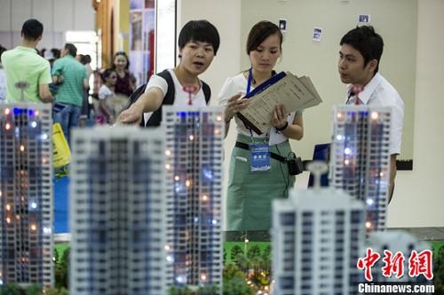 市民在房展会上看房(资料图)。<a target='_blank' href='http://www.chinanews.com/'>中新社</a>发 骆云飞 摄