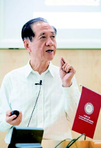 图为全国政协副主席、九三学社中央主席韩启德在北京大学人文社会科学研究院讲授医学人文课程  （资料图片）