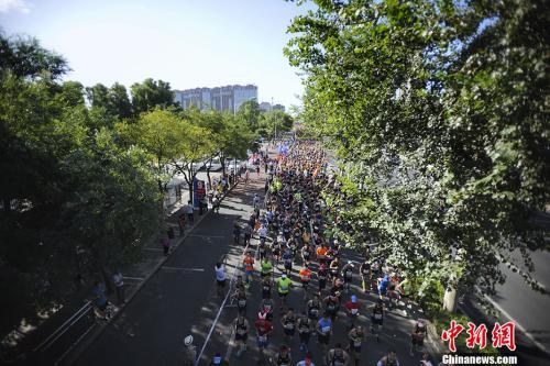 “马拉松热”背后，中国的马拉松文化还刚刚起步。<a target='_blank' href='http://www.chinanews.com/' >中新网</a>记者 李霈韵 摄