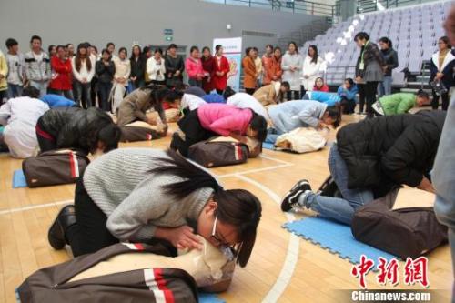 资料图：昆明马拉松赛医疗志愿者培训?！⊙虾?摄