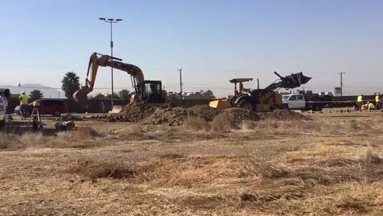 美墨边境建样板墙:8堵墙每个宽9米 30天内完工