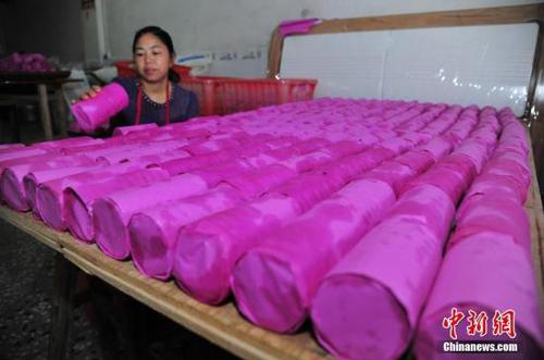 资料图:月饼加工 邓龙华 摄 资料图:月饼加工 邓龙华 摄