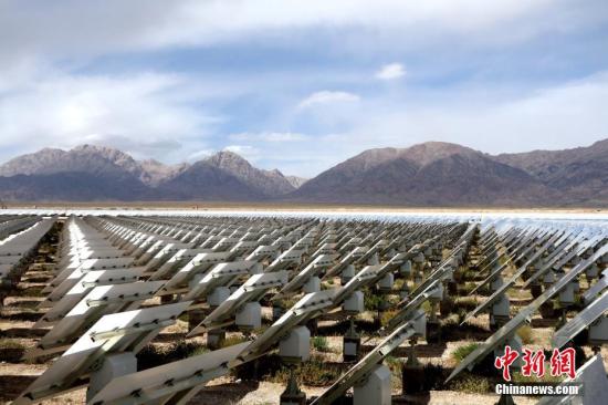 9月23日，中国·德令哈光热大会在青海省海西州德令哈市闭幕，国家能源局新能源和可再生能源司副司长李创军在大会期间表示，中国近十年可再生能源装机容量达到6亿千瓦，居全球首位。图为青海德令哈10MW塔式光热电站，这也是中国第一座、全球第六座建成的塔式光热电站。 <a target='_blank' href='http://www.chinanews.com/'>中新社</a>记者 孙睿 摄