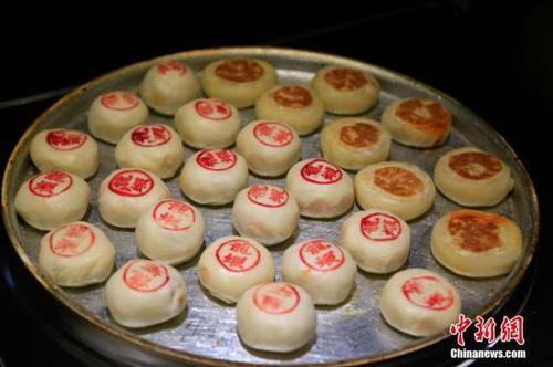 9月29日，小龙虾月饼新鲜出炉。为迎合当下年轻人的口味，杭州某餐厅于中秋来临之际推出现烧现卖的小龙虾月饼，酥皮月饼配上小龙虾馅料的新奇组合，一经上市就成为顾客竞相购买的“网红”爆款。