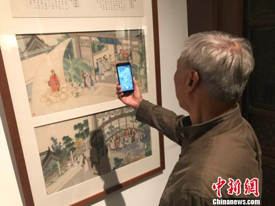 民众在山西博物院参观拍摄?！『?摄