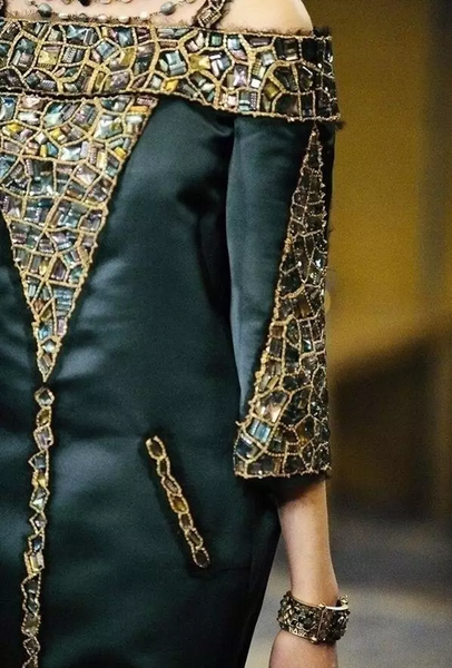 以拜占庭文化为灵感的服装设计中，也随处可见马赛克艺术的身影。