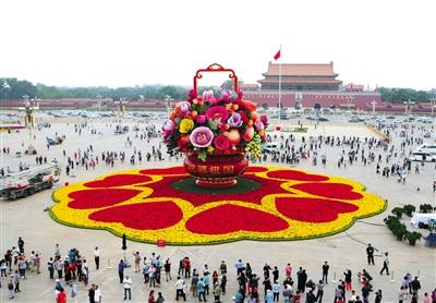  9月25日，天安门广场，国庆“大花篮”整体亮相，游客争相与国庆“大花篮”拍照留念。新京报记者 侯少卿 摄