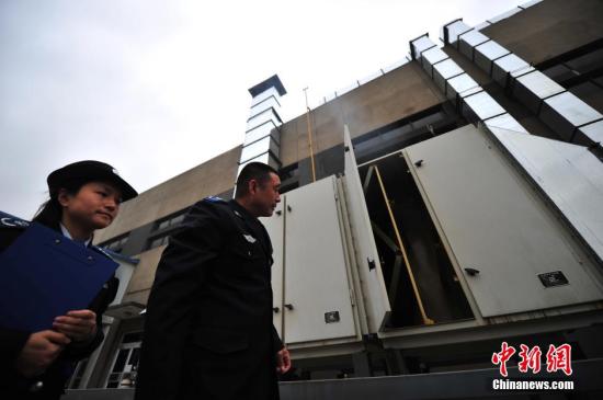 资料图:环保局工作人员对污染企业进行检查。<a target='_blank' href='http://www.chinanews.com/' >中新网</a>记者 金硕 摄 点击进入下一页