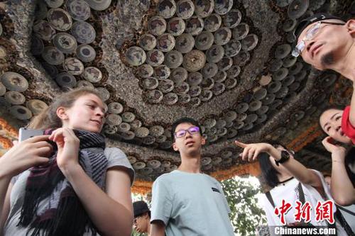 图为中外游客在瓷房子内部?！≌诺勒?摄