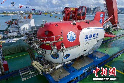 图为“深海勇士”号载人潜水器。 骆云飞 摄