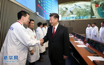 2016年11月9日，习近平来到中国载人航天工程指挥中心，同正在天宫二号执行任务的神舟十一号航天员景海鹏、陈冬亲切通话。这是通话结束后，习近平来到指挥中心现场参试人员中间，同大家亲切握手，致以问候。（图片来源：新华社）