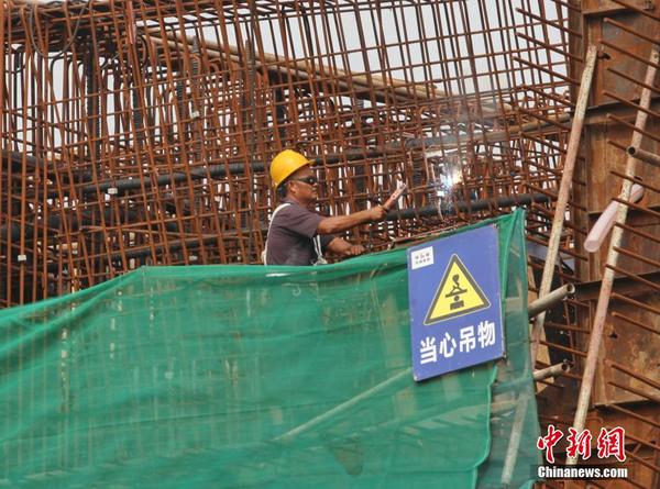 图为末班地铁的乘客。 吕春荣 摄