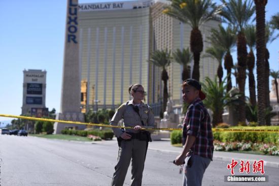 2日，警方在酒店四周拉起警戒线，警车和全副武装的警察严阵以待，不少媒体记者和游客也聚集于此。 <a target='_blank' href='http://www.chinanews.com/'>中新社</a>记者 张朔 摄