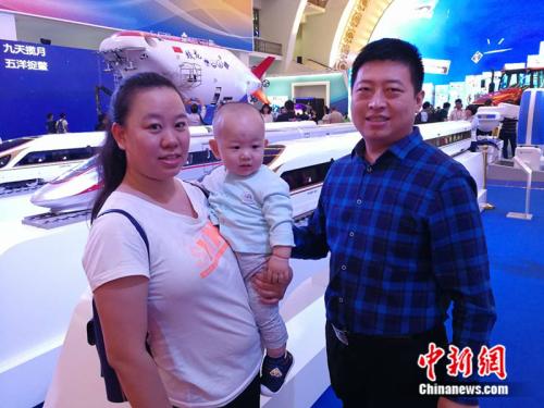 沈智勇一家三口参观展览 <a target='_blank' href='http://www.chinanews.com/' >中新网</a>记者 张尼 摄 点击进入下一页