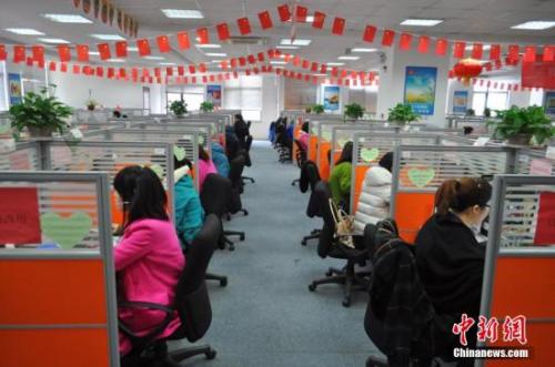 资料图：某企业员工工作状态。孙权 摄