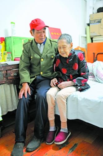 103岁老人喜欢吃肉喝汤打小牌 点击进入下一页