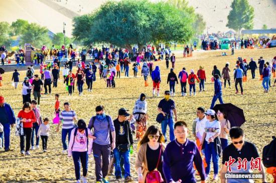 今年“十一”黄金周期间，丝绸之路国际旅游名城甘肃敦煌天气晴好，景色如画。敦煌深厚的历史文化和雄浑的大漠风光，吸引了大批海内外游客纷至沓来，敦煌旅游再度火爆。10月3日，鸣沙山月牙泉景区接待游客29524人次，创景区单日接待游客人数最高纪录。据敦煌市旅游局统计：截至10月3日，敦煌市共接待中外游客11.07万人次，同比增长17.14%，实现旅游收入1.12亿元，同比增长17.94%。其中，莫高窟接待游客51485人次，同比增长8.45%；鸣沙山月牙泉景区接待游客65386人次，同比增长13.75%；雅丹景区接待游客10787人次，同比增长18.93%；阳关景区接待8924人次，同比增长48....