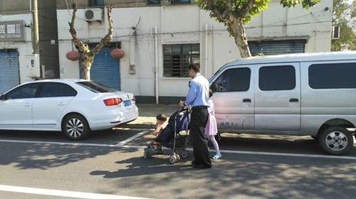5岁女孩路边陪护婴儿 90后警察发现险情伸援手