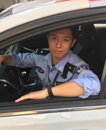 5岁女孩路边陪护婴儿 90后警察发现险情伸援手