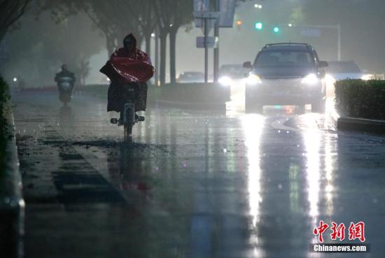 北京市民在雨中前行。 <a target='_blank' href='http://www.chinanews.com/'>中新社</a>记者 刘关关 摄