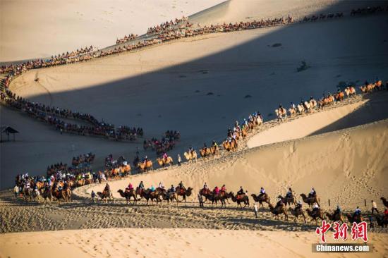 今年“十一”黄金周期间，丝绸之路国际旅游名城甘肃敦煌天气晴好，景色如画。敦煌深厚的历史文化和雄浑的大漠风光，吸引了大批海内外游客纷至沓来，敦煌旅游再度火爆。10月3日，鸣沙山月牙泉景区接待游客29524人次，创景区单日接待游客人数最高纪录。据敦煌市旅游局统计：截至10月3日，敦煌市共接待中外游客11.07万人次，同比增长17.14%，实现旅游收入1.12亿元，同比增长17.94%。其中，莫高窟接待游客51485人次，同比增长8.45%；鸣沙山月牙泉景区接待游客65386人次，同比增长13.75%；雅丹景区接待游客10787人次，同比增长18.93%；阳关景区接待8924人次，同比增长48....