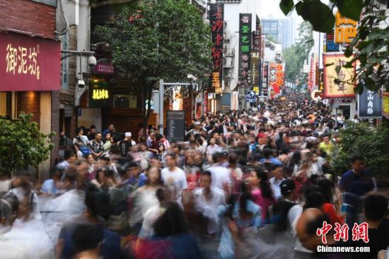 10月3日，正值“十一”假期的第三天，湖南长沙迎来了客流高峰，黄兴路步行街及太平老街等地纷纷被众多的人群所“占领”，人们在街道上行走变得十分困难。 杨华峰 摄