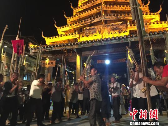图为贵州黎平肇兴侗寨的芦笙舞?！⊙罟庹?摄