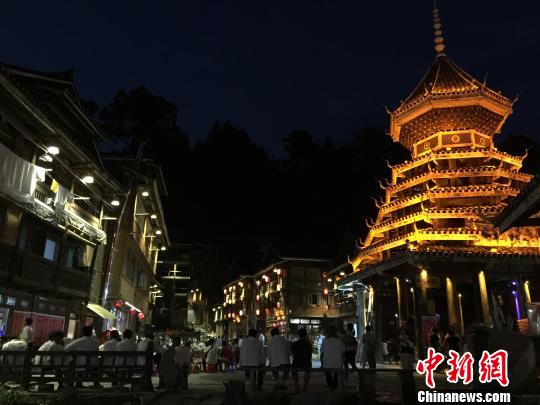 图为游客爆满的贵州黎平肇兴侗寨?！⊙罟庹?摄