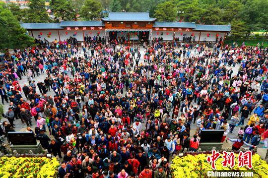 山西省旅发委发布的消息显示，来山西的游客中，男性游客占55.89%，消费偏好呈观光游览向休闲度假发展趋势。　成鹏 摄