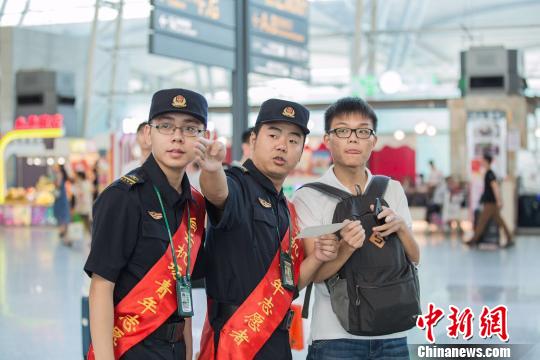 “十一”黄金周返程高峰 白云机场单日客流逾19万人次 王斐 摄 “十一”黄金周返程高峰 白云机场单日客流逾19万人次 王斐 摄