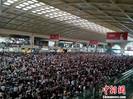 图为，汉口火车站候车大厅 戴丽芬 摄